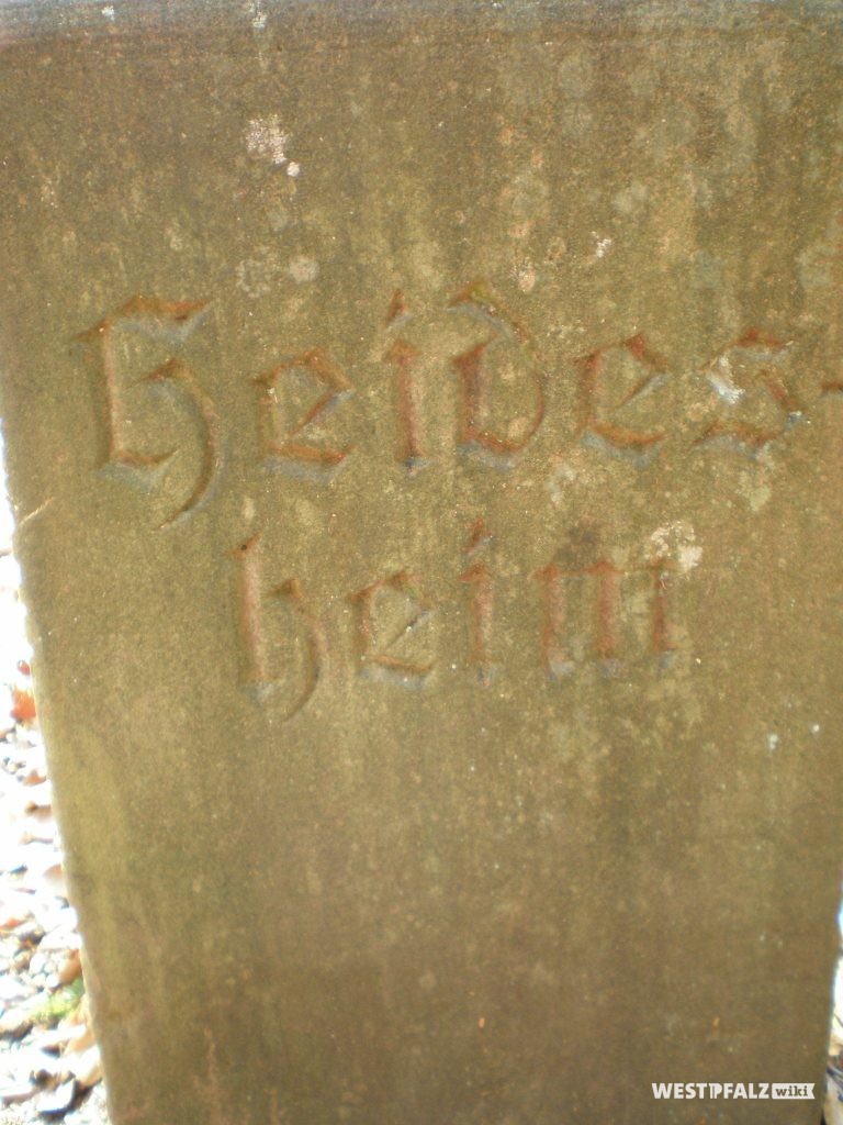 Gedenkstein mit der Inschrift "Heidesheim".