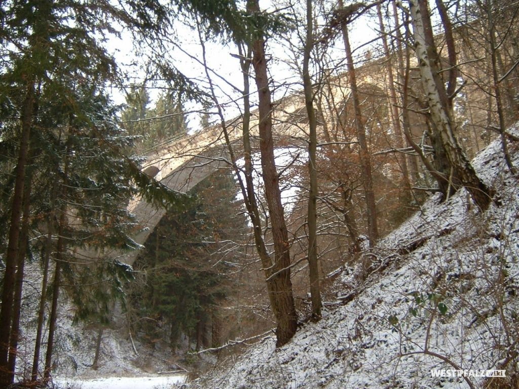 Dreibrunnentalbrücke im Stumpfwald