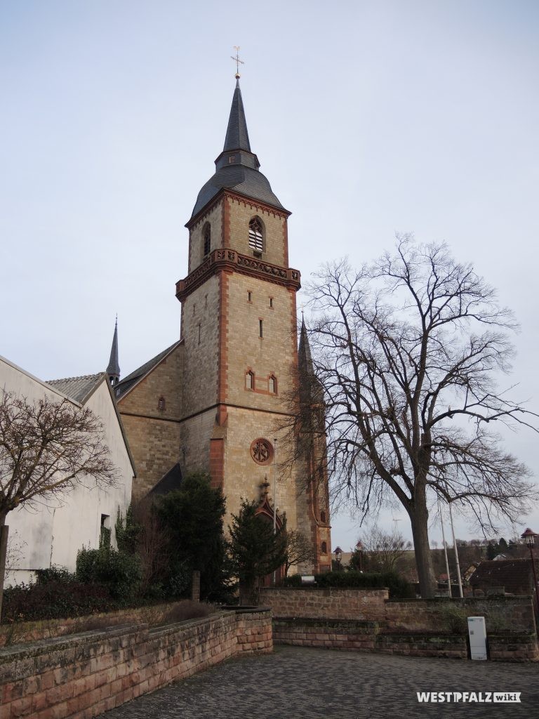 Vordergrund Der St. Johannes-Nepomuk: Katholische Pfarrkirche Göllheim