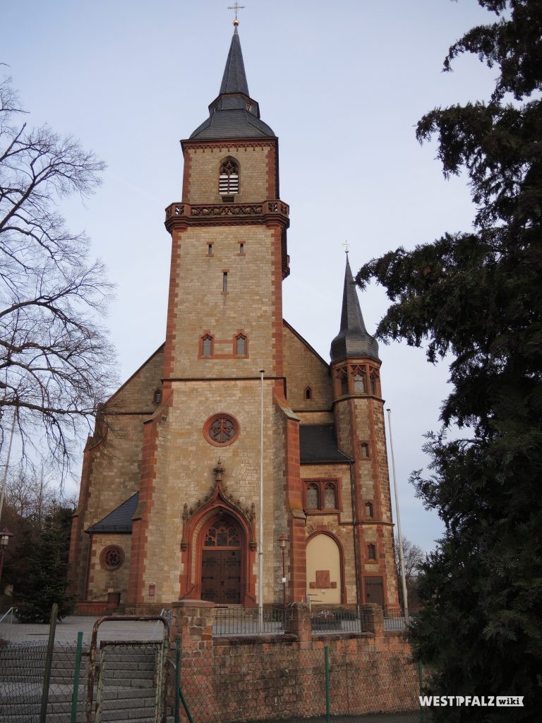 Glockenturm und Eingang der St. Johannes-Nepomuk: Katholische Pfarrkirche Göllheim