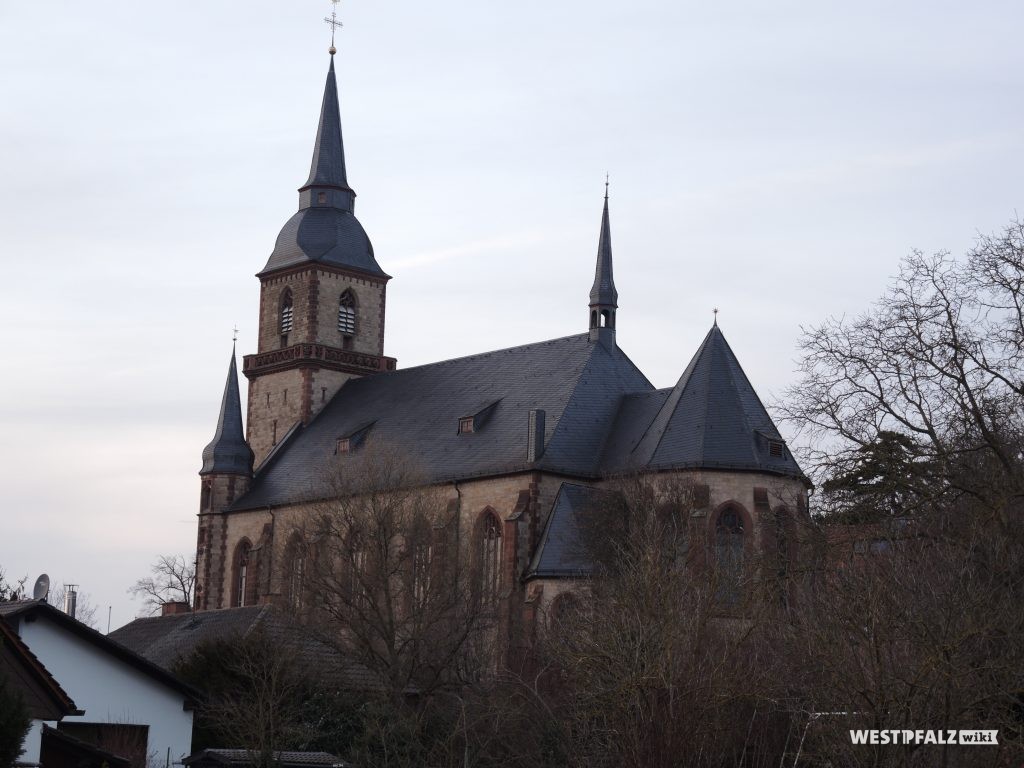 Die St. Johannes-Nepomuk: Katholische Pfarrkirche Göllheim von hinten
