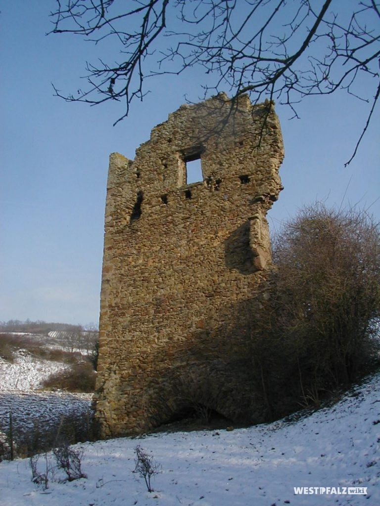 Giebelseite des Ritterhauses der Burgruine Lewenstein in Niedermoschel