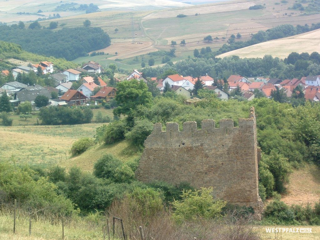 Burgruine Lewenstein mit Blick auf die Gemeinde Niedermoschel