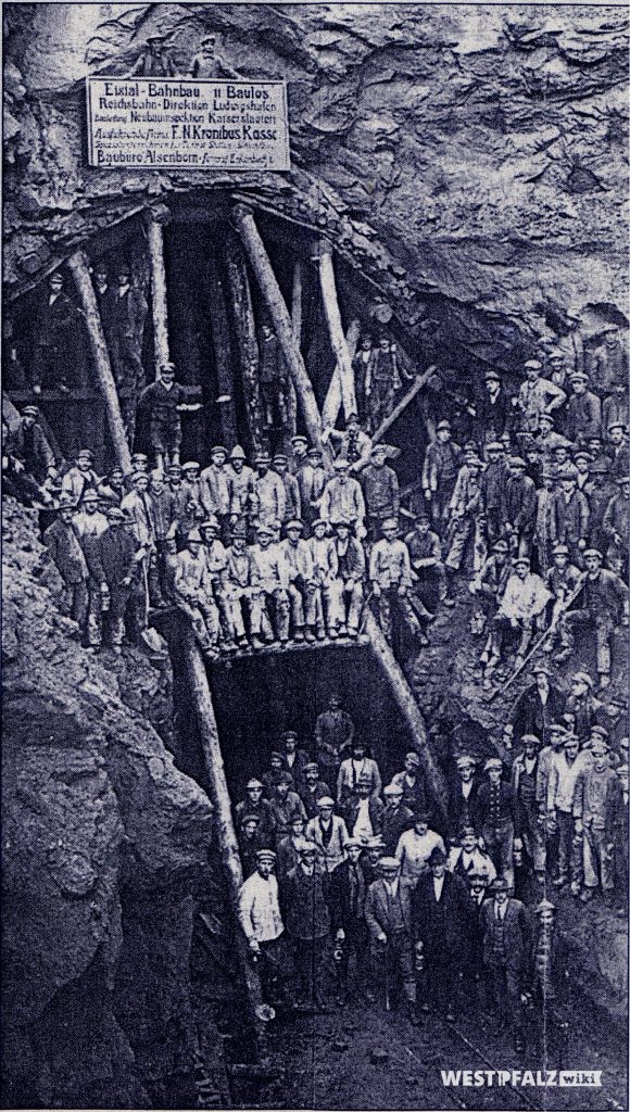 Arbeiter beim Bau des Stempelkopftunnels.