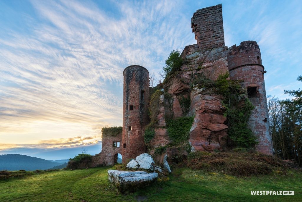 Blick auf die Burg Neu-Dahn von Norden.