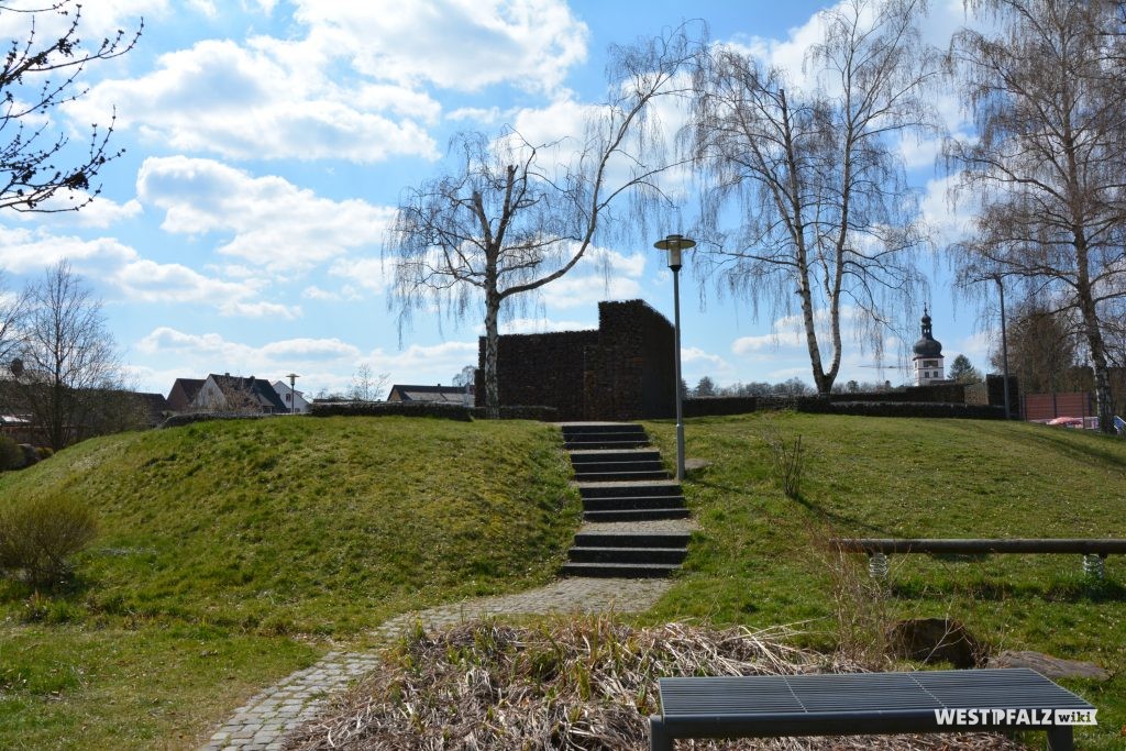 Nordostseite der rekonstruierten Burg