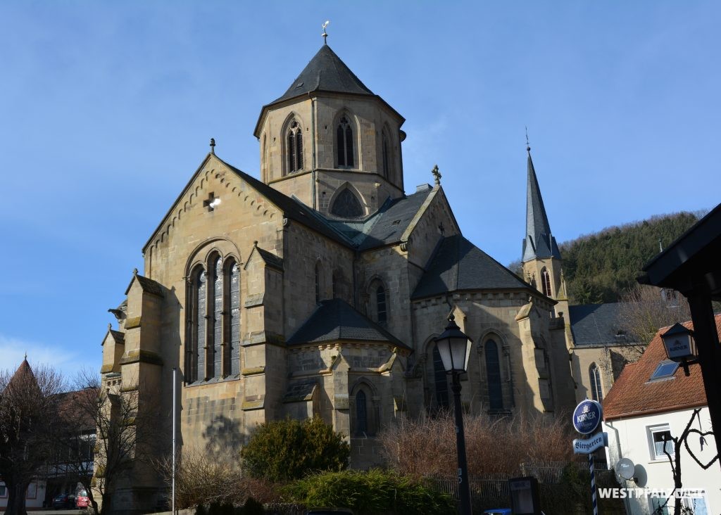 Blick von Südosten auf die evangelische Pfarrkirche in Offenbach am Glan