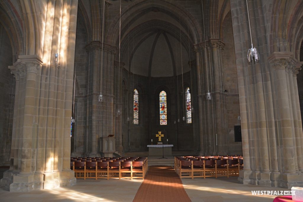 Blick auf den Altar im Nordosten in der Abteikirche Offebach-Hundheim