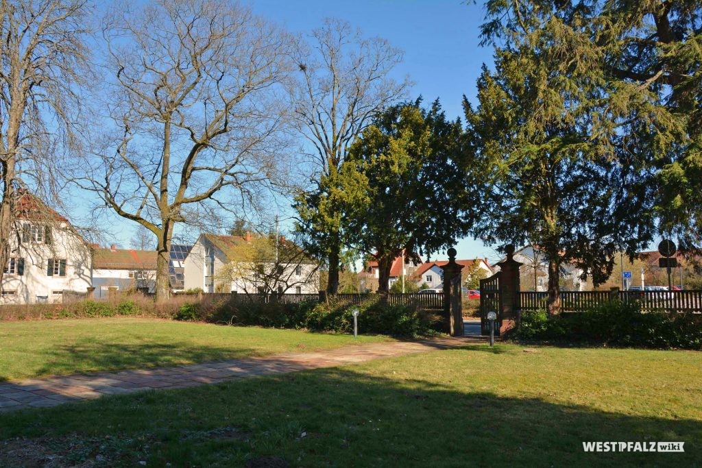 Teil des Schlossgartens in Trippstadt auf der zur Hauptstraße zugewandten Seite