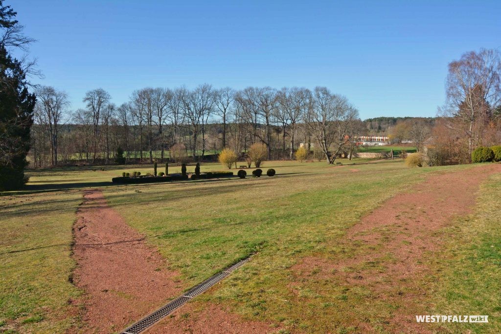 Blick in den geometrisch angelegten Garten des Trippstadter Schlosses