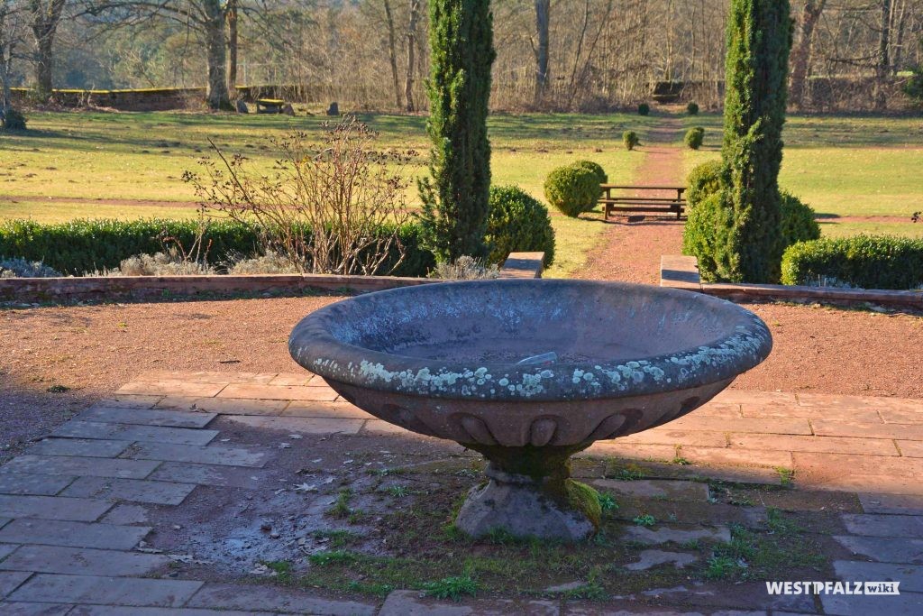 Brunnenschale im Schlossgarten von Trippstadt