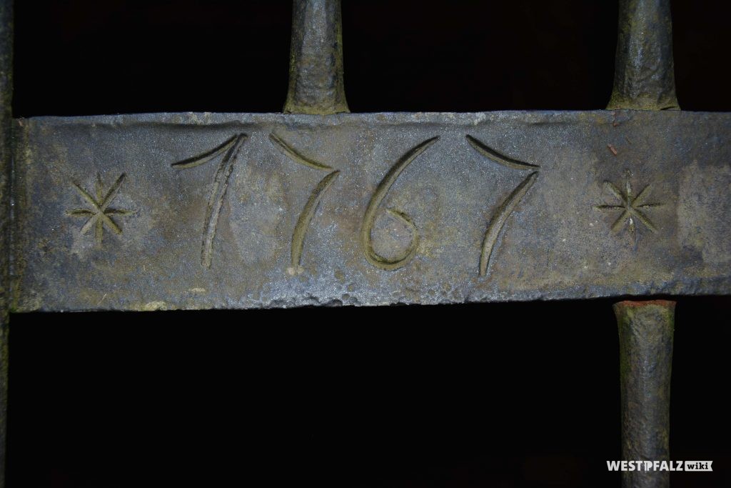 Jahreszahl "1767" am eisernen Tor des Eingangs zum Brunnenstollen auf der Nordseite am Quellbachhübel
