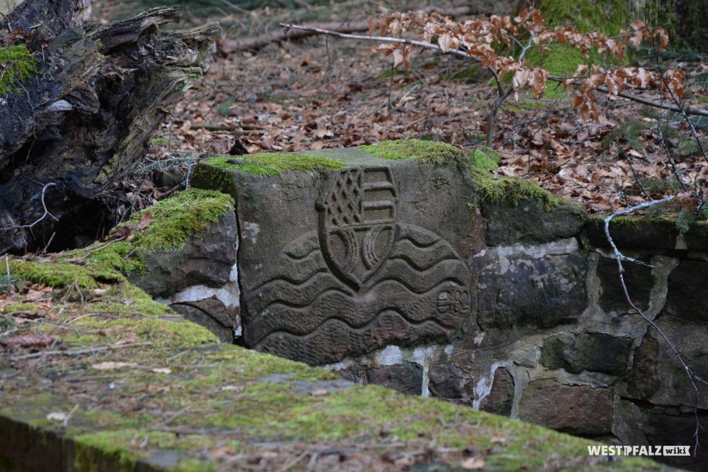 Wappen der Freiherren von Hacke über dem Einang des Brunnenstollens auf der Nordseite am Quellbachhübel