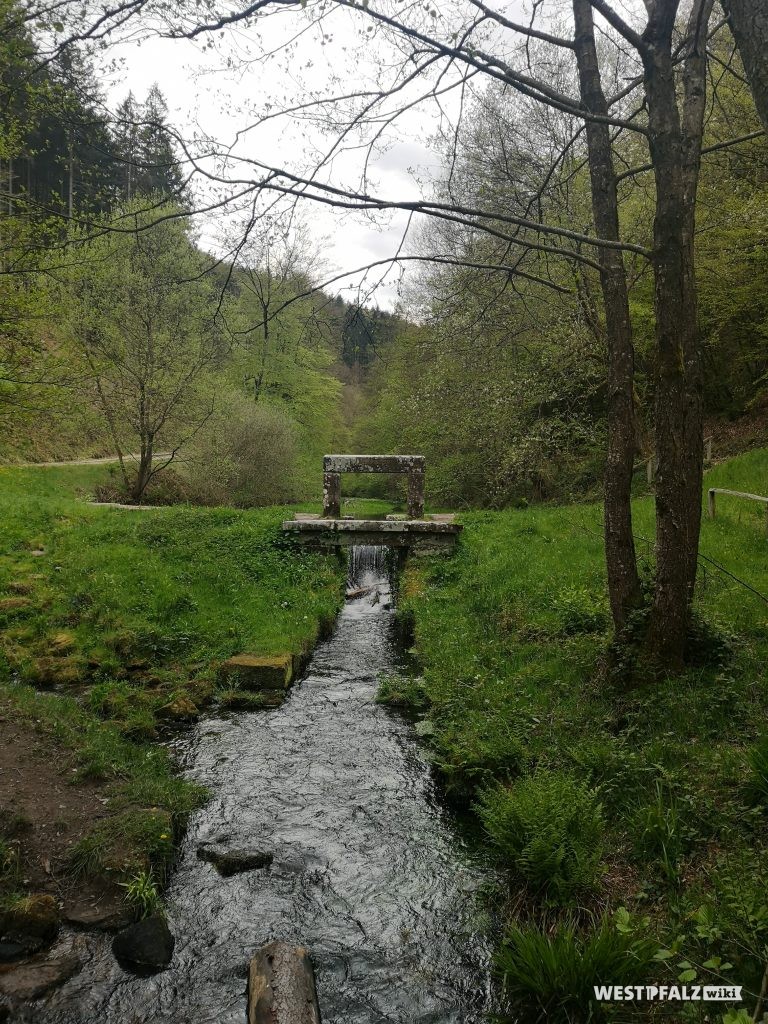 Blick auf den Leinbach mit einem Wehr des Biedenbacherwooges in dem der gleichnamige Ritterstein Nr. 156 integriert ist