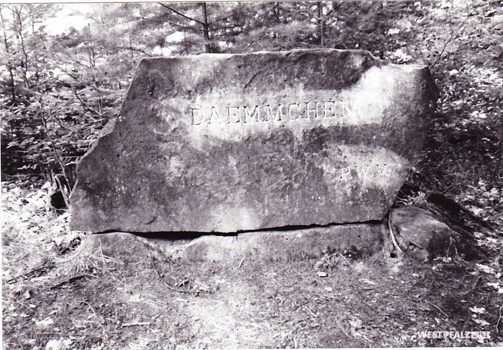 Ritterstein mit der Inschrift "Dämmchen" bei Waldleinigen.