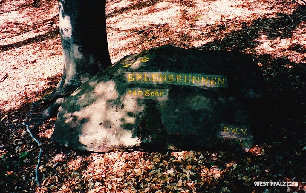 Ritterstein Nr. 127 mit der Inschrift "Erlenbrunnen 140 Schr." und "P.W.V." 
Ritterstein Nr. 127 mit der Inschrift "Erlenbrunnen 140 Schr." sowie einem Richtungspfeil der auf den Erlenbrunnen hinweist