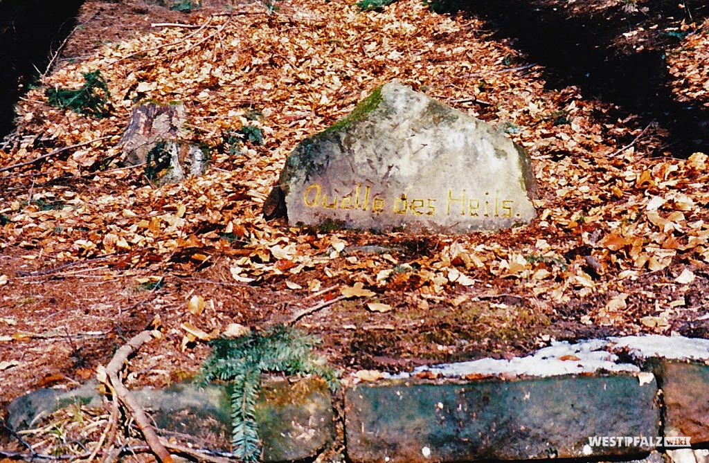 Ein weiterer Stein oberhalb der Quelle mit der Inschrift "Quelle des Heils" zum Ritterstein Nr. 127 "Erlenbrunnen 140 Schr."