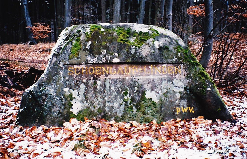 Ritterstein mit der Inschrift „Schoenlaub-Linden“ beim Waldhaus Schwarzsohl