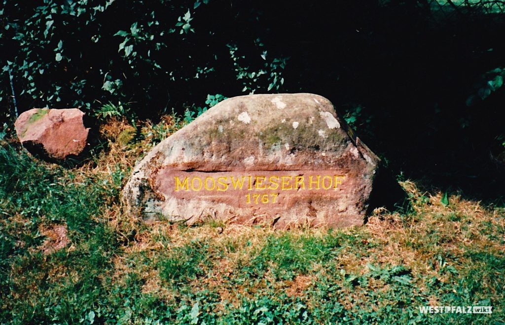 Ritterstein Nr. 133 bei Mölschbach mit der Inschrift "Mooswieserhof 1767"