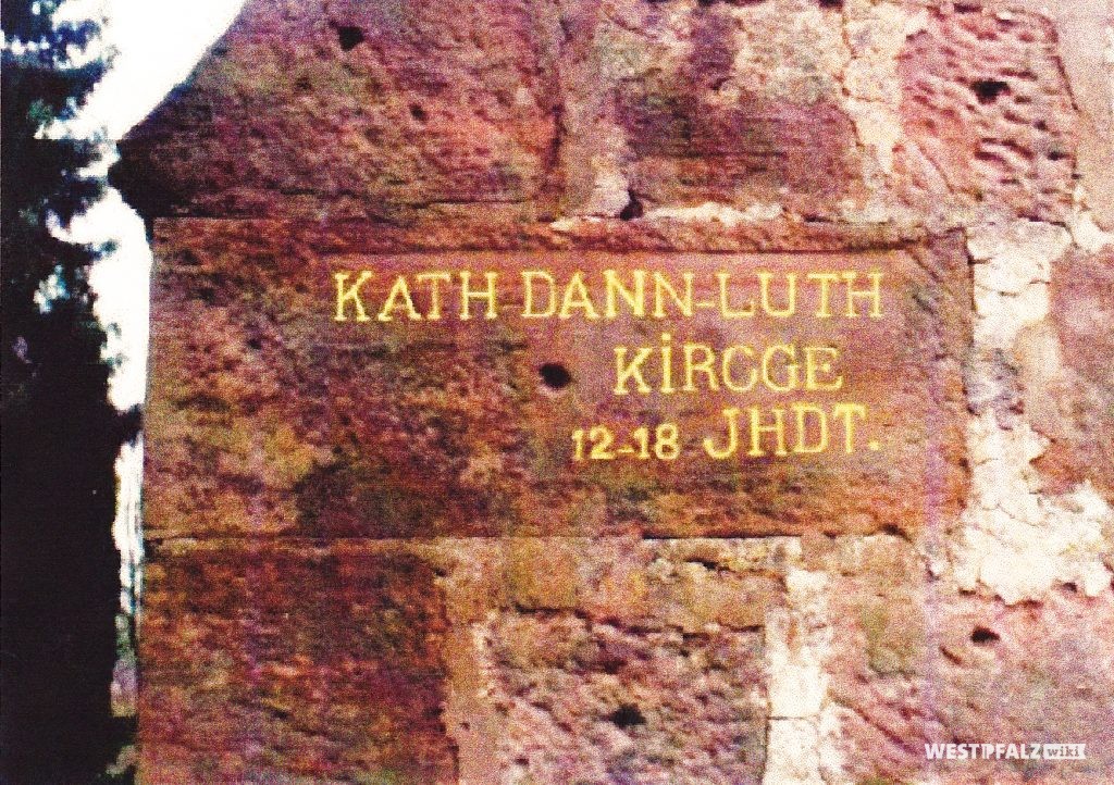 Ritterstein mit der Inschrift „Kath-Dann-Luth Kircge 12-18 Jhdt.“ im Mauerverbund des Turms am Aschbacherhof
