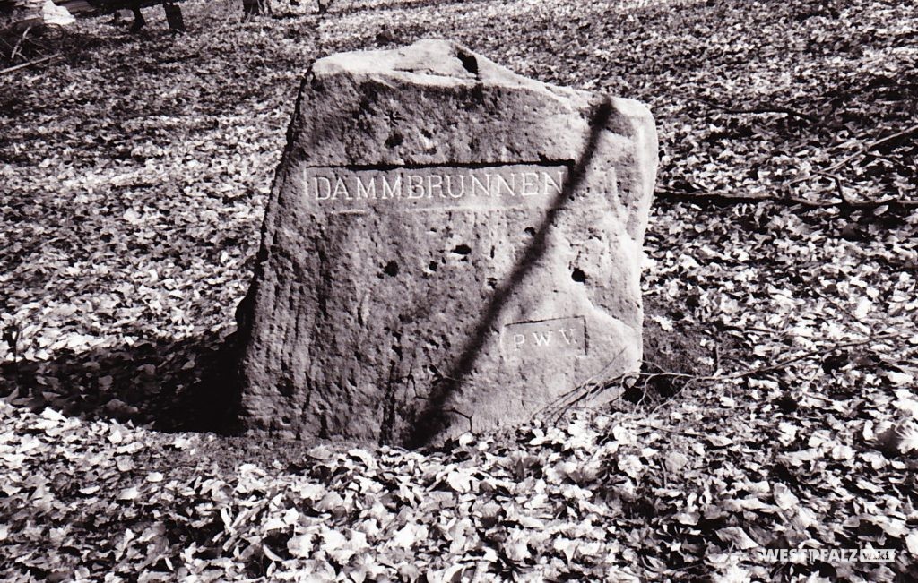 Ritterstein mit der Inschrift "Dammbrunnen" südöstlich von Kaiserslautern