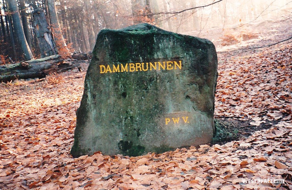 Ritterstein mit der Inschrift "Dammbrunnen" südöstlich von Kaiserslautern