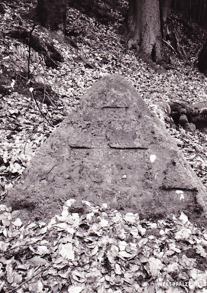 Ritterstein mit der Inschrift "Pechhütte" bei Waldleiningen"