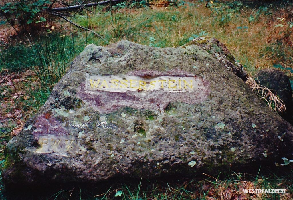 Ritterstein mit der Inschrift "Wasserstein" bei Frankenstein