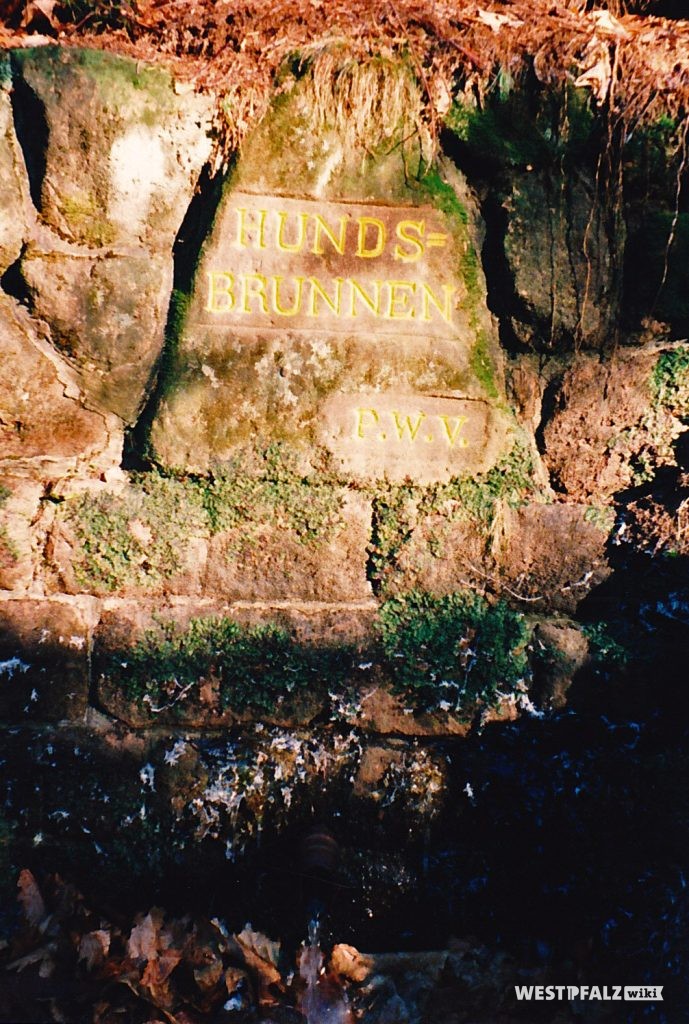 Ritterstein mit der Inschrift "Hundsbrunnen" im Hundsbrunnertal