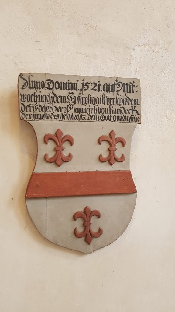 Hölzernes Totenschild des letzten 1521 verstorbenen Randeckers Emmerich in der Simultankirche St. Valentin in Oberndorf.