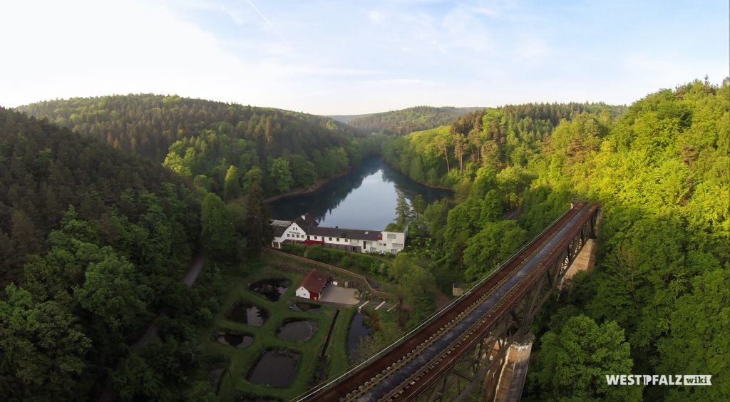 Blick in Richtung Süden vom Eistal-Viadukt über das Seehaus Forelle, Fischteiche und den Eiswoog