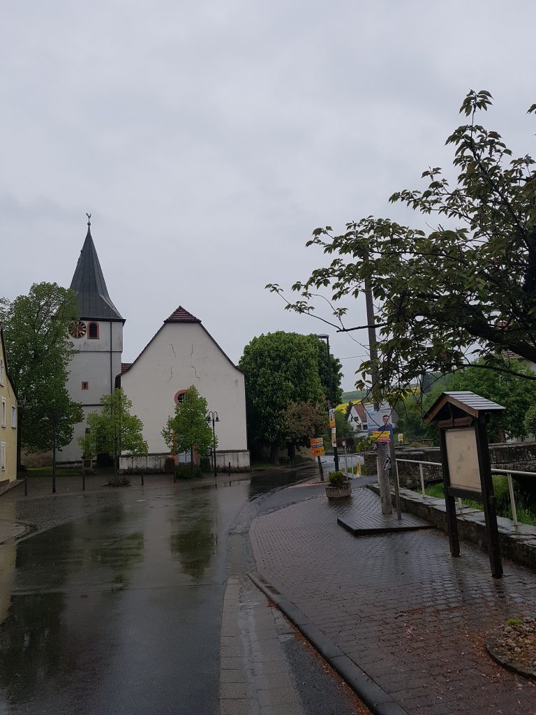 Außenansicht der Protestantischen Kirche in Niedermoschel