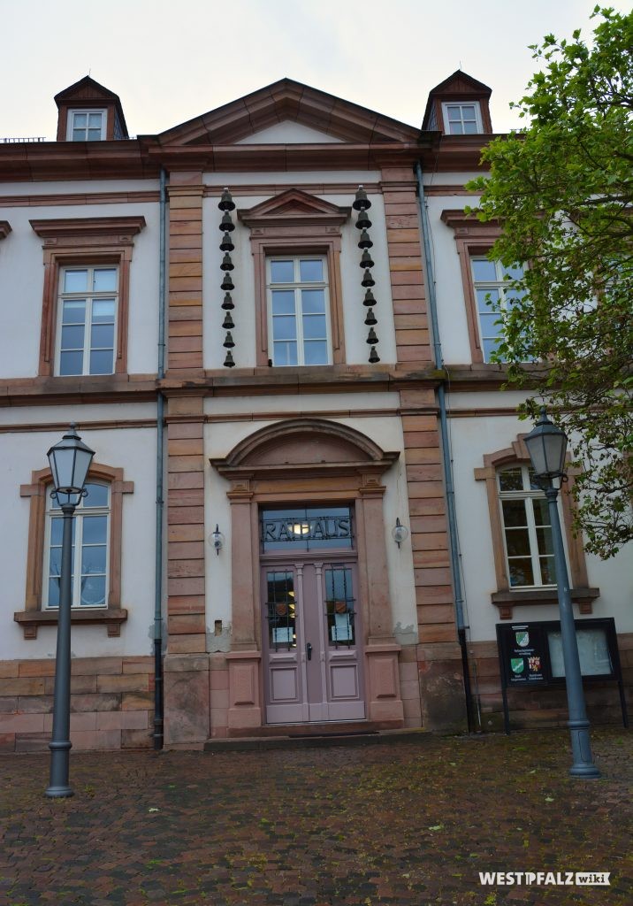 Eingangsportal des Rathauses in Kusel. Über dem Haupteingang befinden sich an beiden Seiten des mittleren Fensters jeweils 9 Glocken