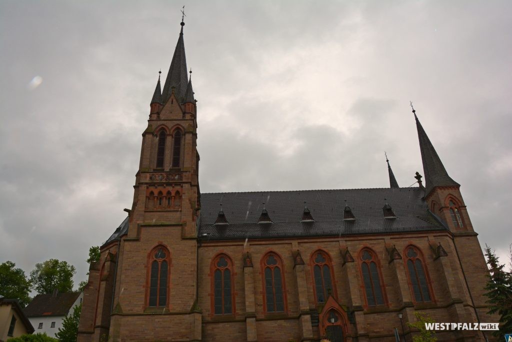 Blick auf die Nordseite der katholischen Pfarrkirche St. Ägidius in Kusel