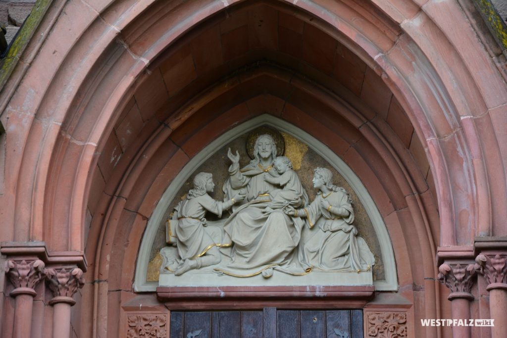 Christus-Darstellung im Giebel des Westportals