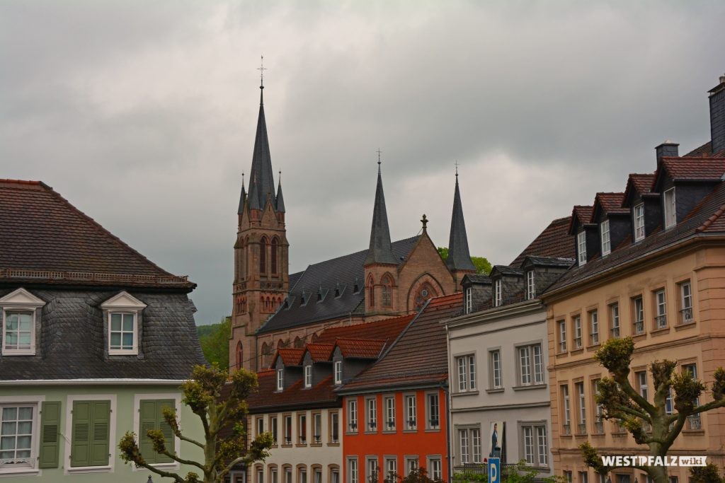 Blick von der evangelischen Stadtkirche zur katholischen Kirche St. Ägidius in Kusel