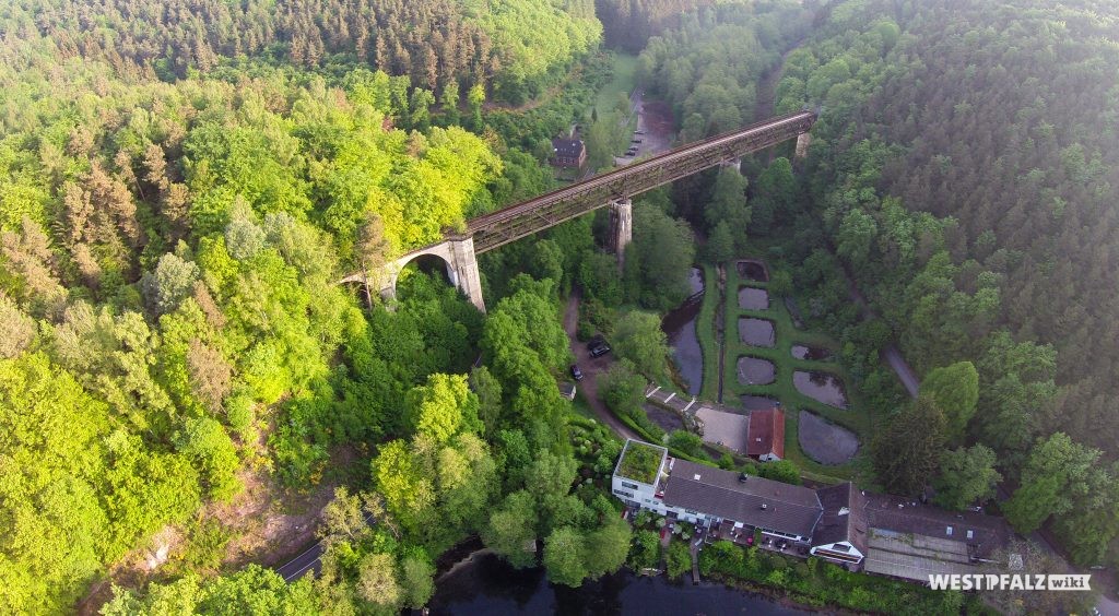 Blick vom Eiswoog in Richtung Norden. Im Vordergrund sind das Seehaus Forelle und Fischteiche zu erkennen. Dahinter erstreckt sich das Eistal-Viadukt