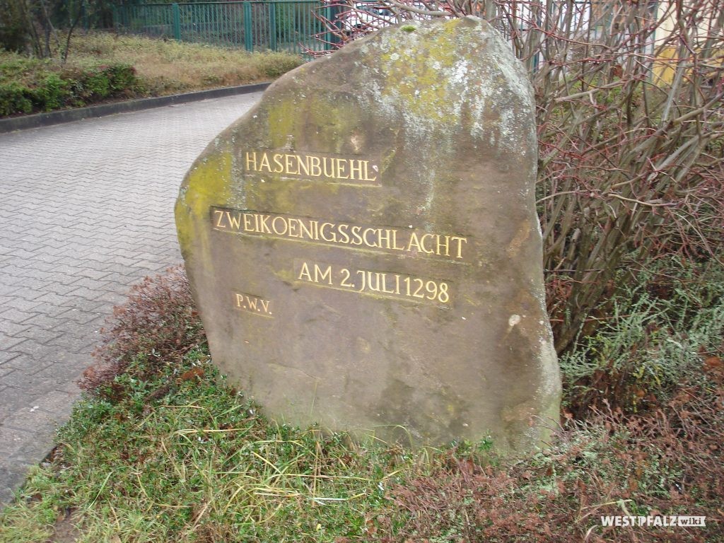Ritterstein Nummer 295 in Göllheim mit der Inschrift "„Hasenbuehl – Zweikoenigsschlacht – am 02. Juli 1298“ und "PWV".