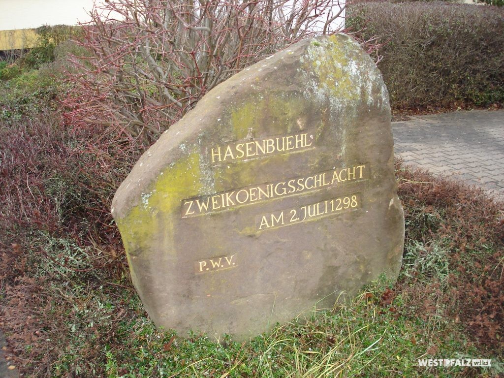 Ritterstein Nummer 295 in Göllheim mit der Inschrift "„Hasenbuehl – Zweikoenigsschlacht – am 02. Juli 1298“ und "PWV".