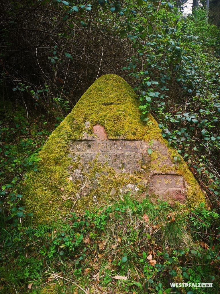 Ritterstein mit der Inschrift "Pechhütte" bei Waldleiningen"