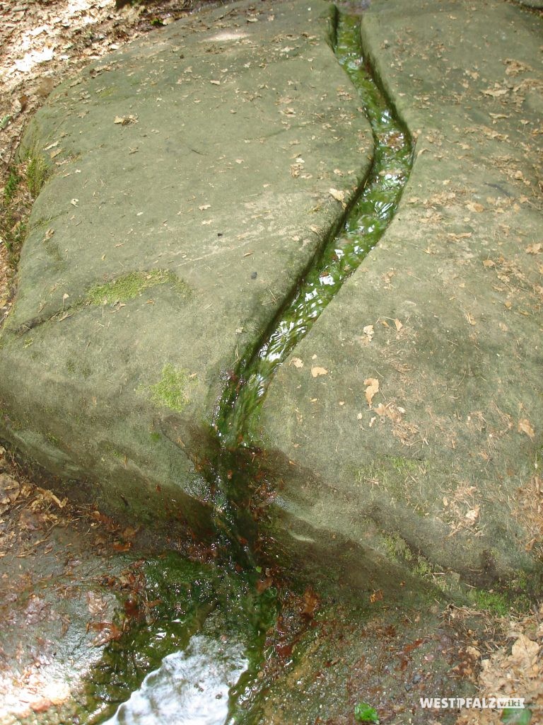 Steinplatte der Kaskade mit in den Stein gemeißelter Wasserrinne