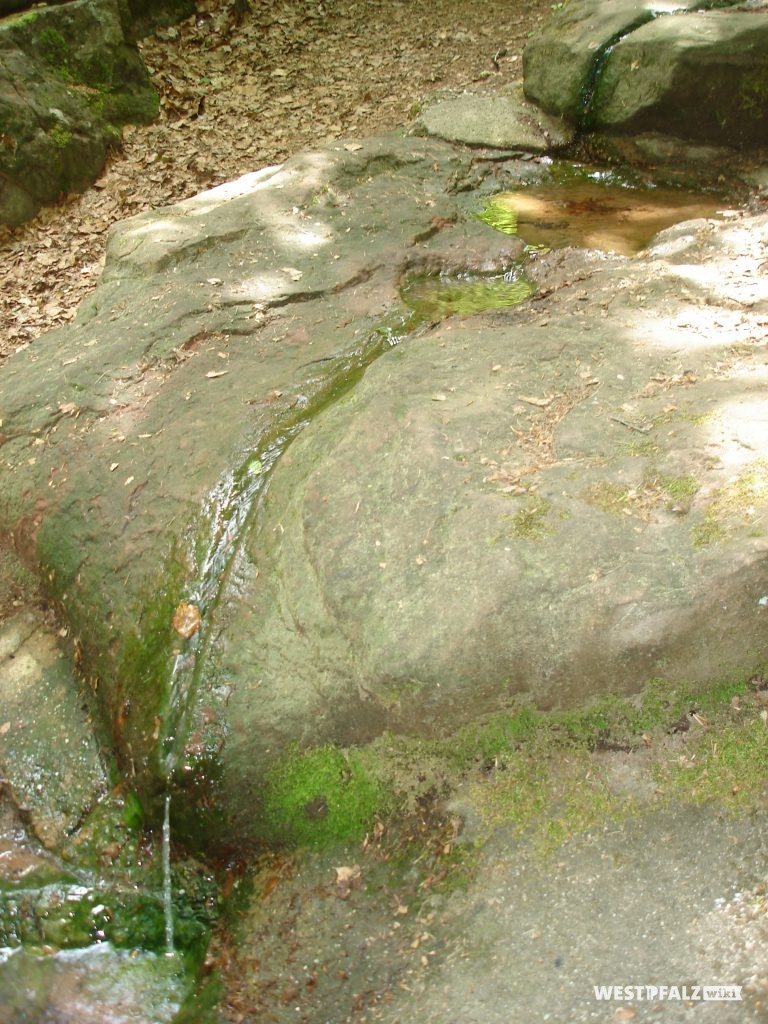 Eine der obersten Steinplatten der Kaskade mit in den Stein gemeißelter Wasserrinne