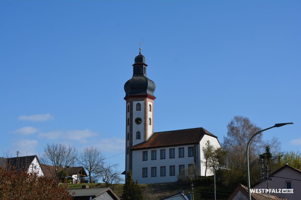 Blick von Norden von der Hauptstraße in Neuhemsbach auf die Schlosskirche