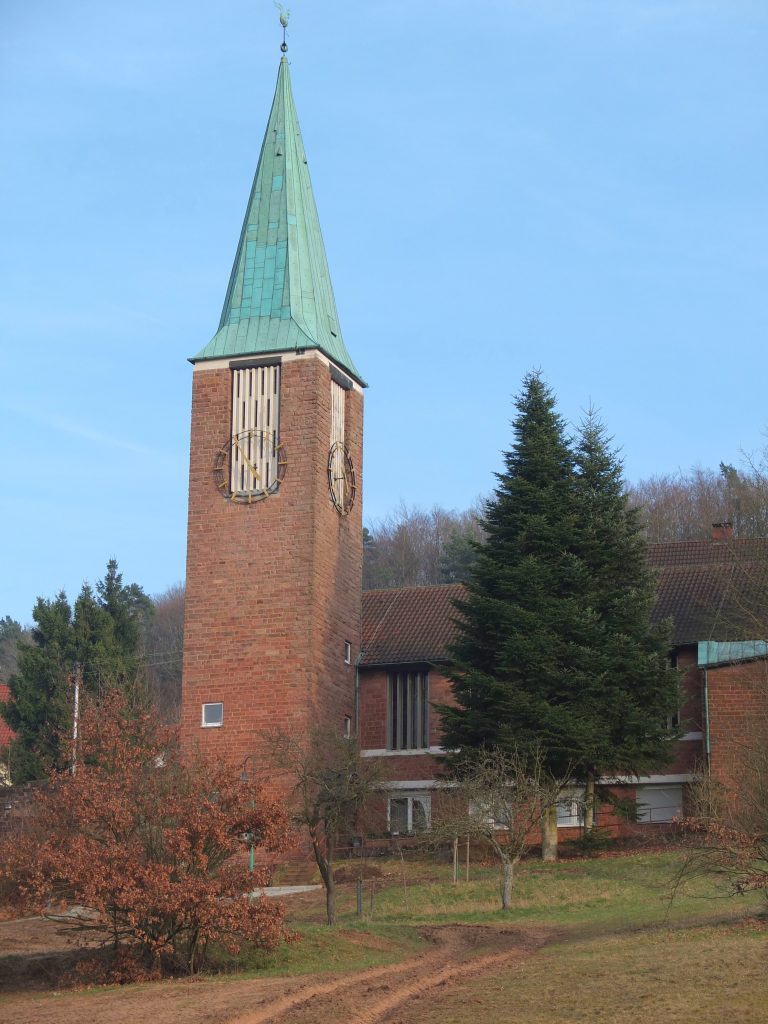 Außenansicht der Kirche und beeindruckendem Kirchturm