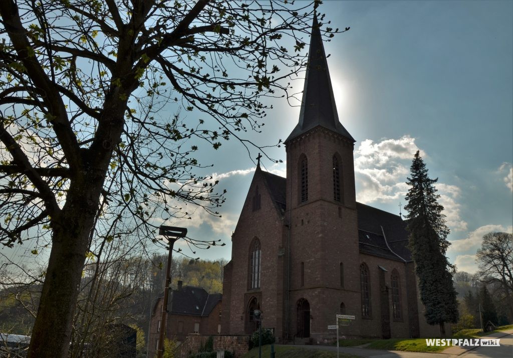 Blick von Nordwesten auf die katholische Kirche in Kirchenarnbach