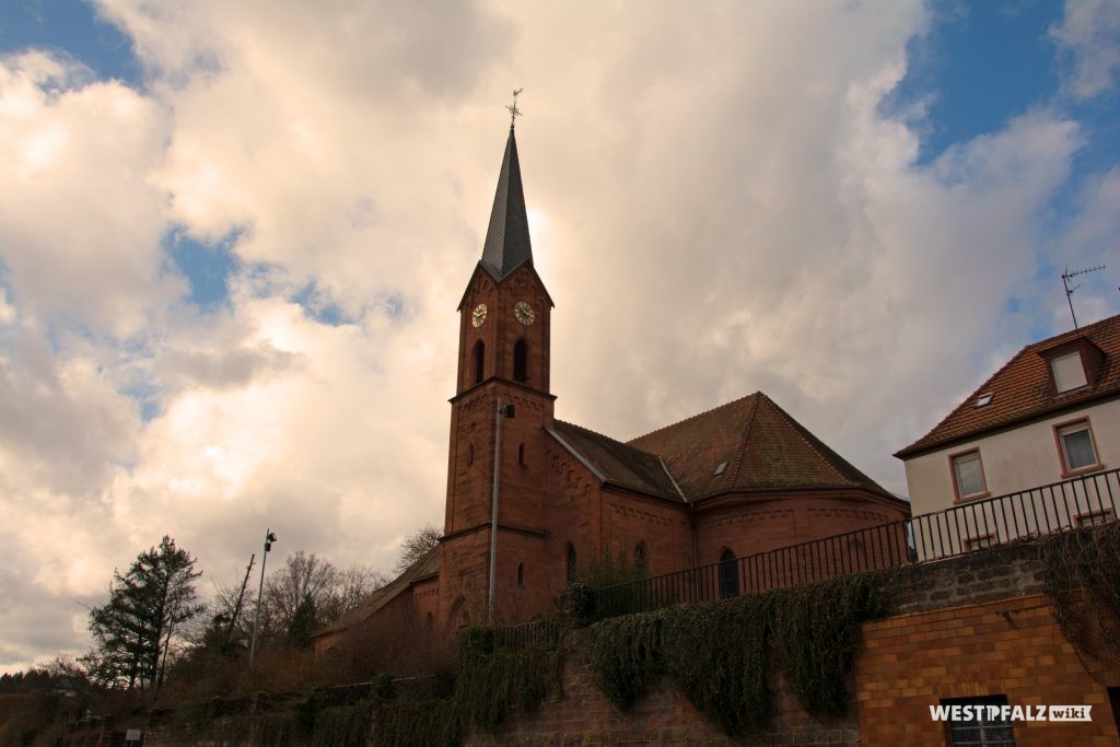 Etwas erhöht liegende St. Laurentius Kirche in Hochspeyer