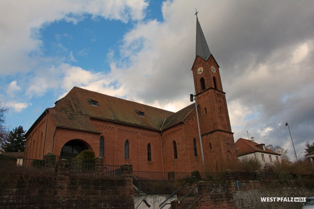 Etwas erhöht liegende St. Laurentius Kirche in Hochspeyer