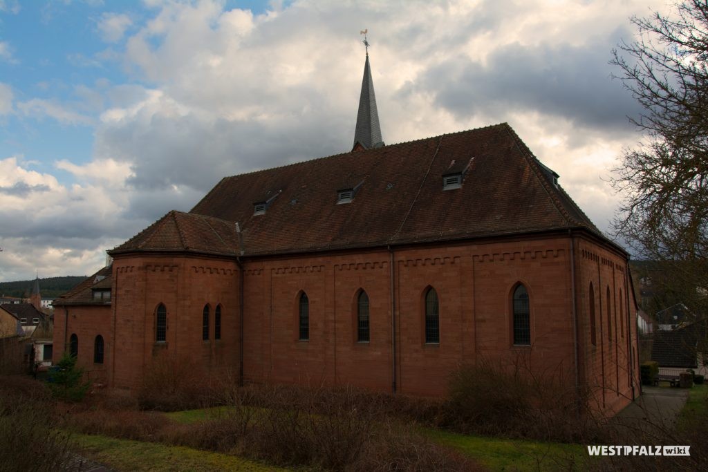 Nordseite der St. Laurentius Kirche in Hochspeyer