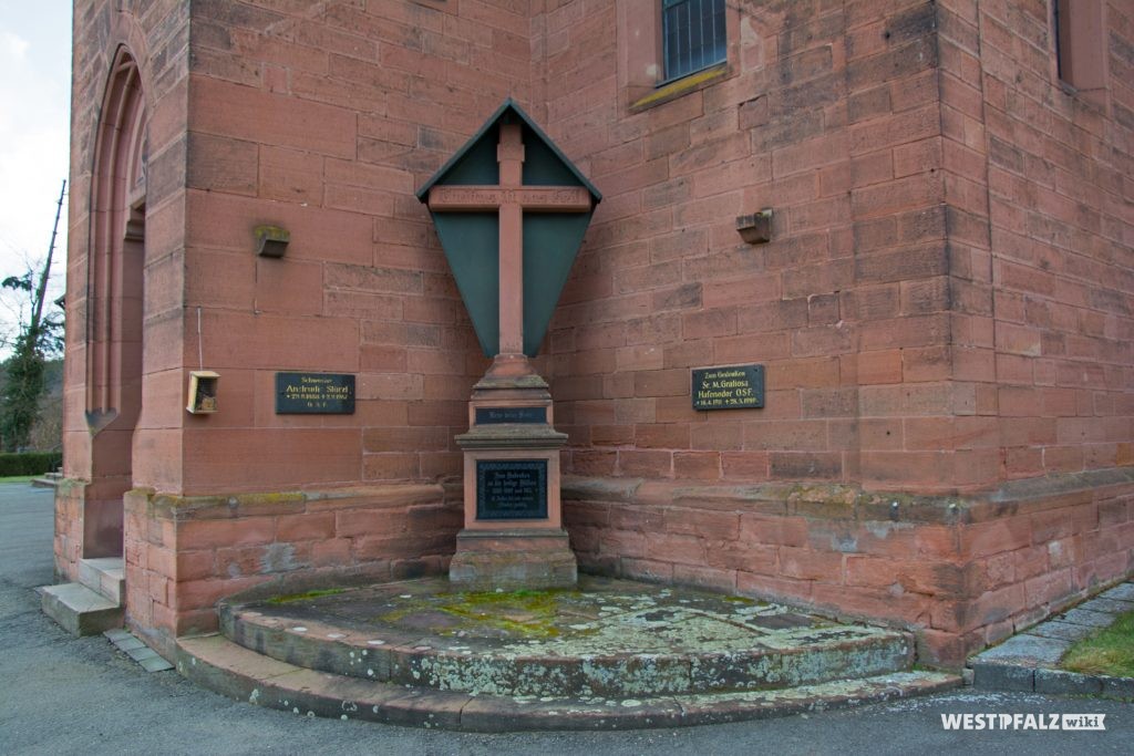 Gedenkstätte an die "heilige Mission" sowie Gedenktafeln an einer Ecke der St. Laurentius Kirche in Hochspeyer