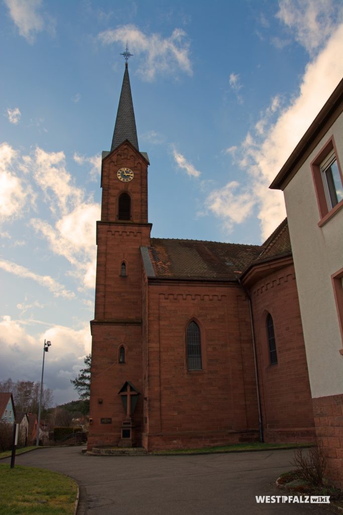 Kirchturm der St. Laurentius Kirche in Hochspeyer